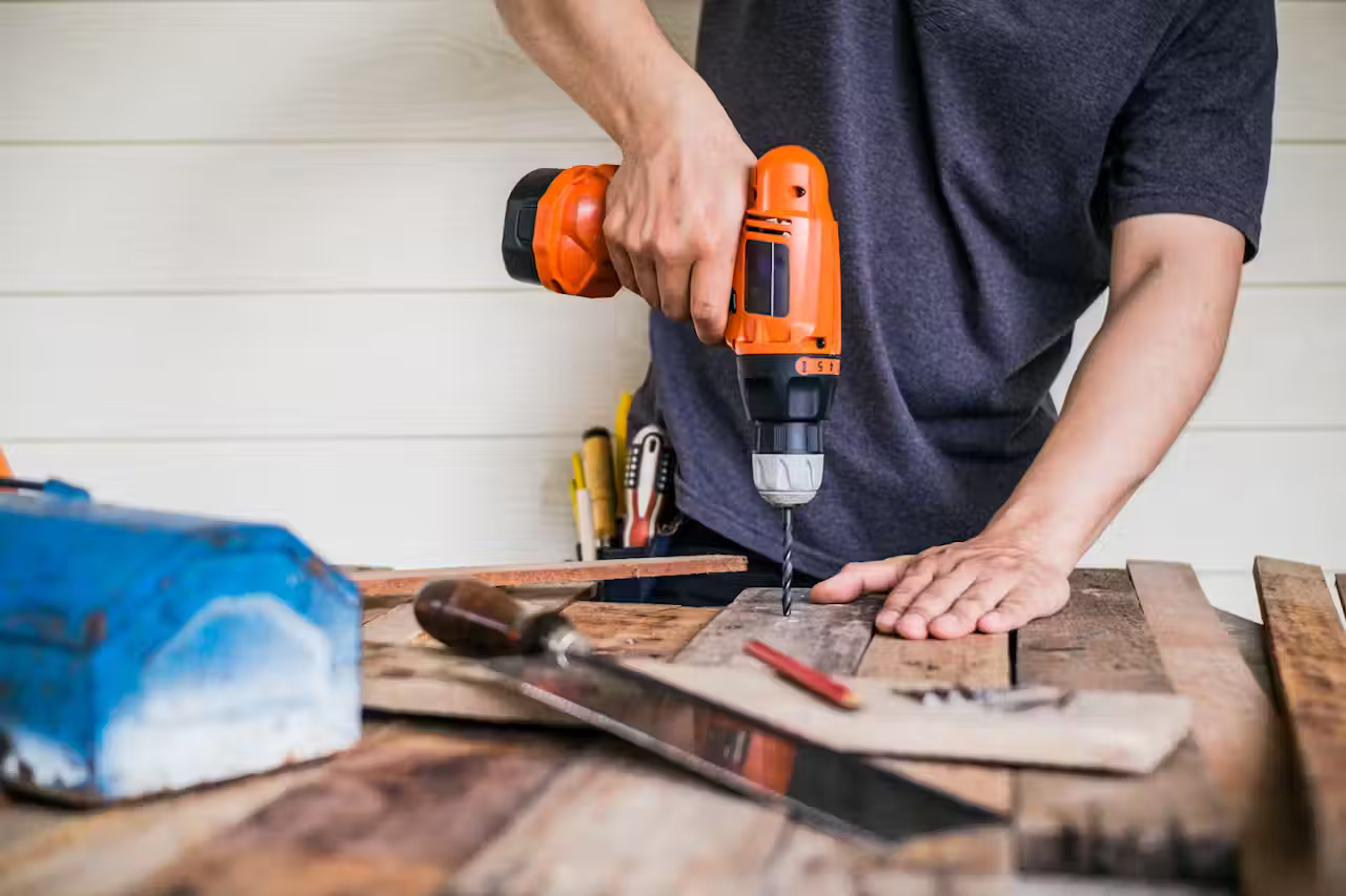 man_drilling_the_wood