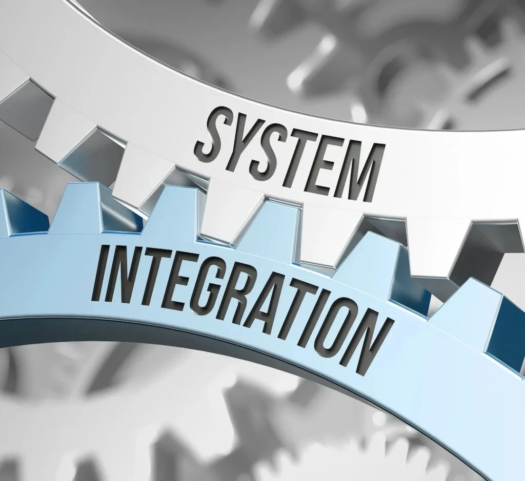 Entwickler integrieren ERP-, CRM- und Zahlungssysteme in eine Commerce-Plattform.